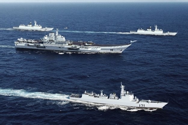 Chiến đấu cơ J-15 thử nghiêm trên tàu sân bay Liêu Ninh của Trung Quốc. Nước này có kế hoạch tự đóng thêm hai tàu sân bay dựa trên thiết kế của tàu Liêu Ninh
