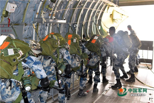 Lính dù Trung Quốc tập luyện