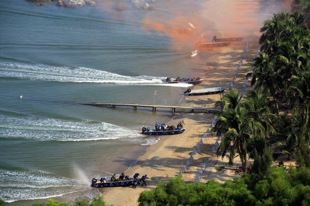 Lính Trung Quốc và Nga xung phong chiếm lĩnh trận địa trong cuộc tập trận đổ bộ chiếm đảo vừa kết thúc hôm 19/9