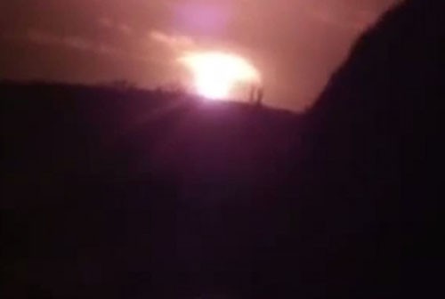 Quả cầu lửa xuất hiện trên bầu trời Donetsk sau vụ nổ rung chuyển thành phố. Ảnh: Youtube