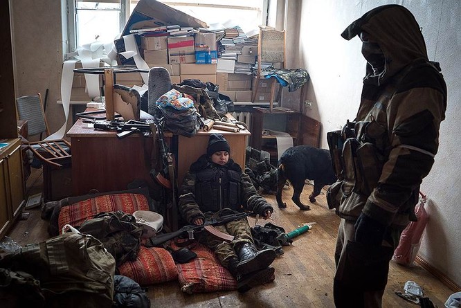 “Chảo lửa” Debaltsevo tan hoang sau trận huyết chiến khốc liệt ảnh 27