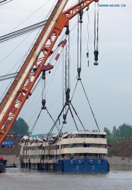 Trung Quốc nâng tàu chìm trên sông Trường Giang ảnh 6