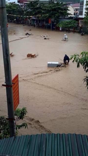 Vỡ đập ở Điện Biên, xe máy trôi khắp thị trấn ảnh 3