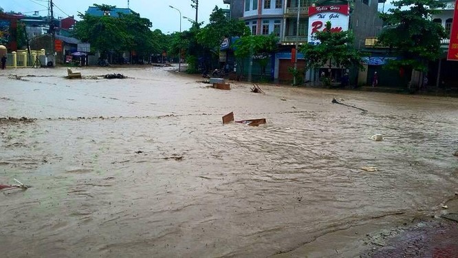 Vỡ đập ở Điện Biên, xe máy trôi khắp thị trấn ảnh 4