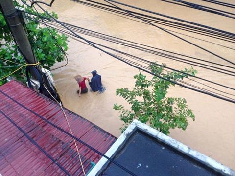 Vỡ đập ở Điện Biên, xe máy trôi khắp thị trấn ảnh 5