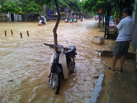 Vỡ đập ở Điện Biên, xe máy trôi khắp thị trấn ảnh 6
