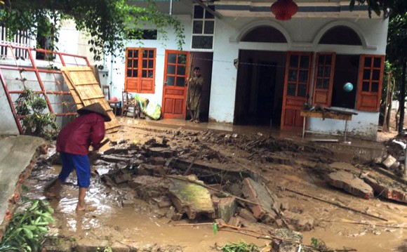 Vỡ đập ở Điện Biên, xe máy trôi khắp thị trấn ảnh 8