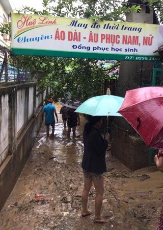 Vỡ đập ở Điện Biên, xe máy trôi khắp thị trấn ảnh 9