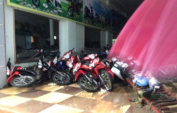 Vỡ đập ở Điện Biên, xe máy trôi khắp thị trấn ảnh 13