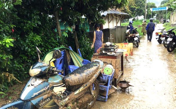 Vỡ đập ở Điện Biên, xe máy trôi khắp thị trấn ảnh 15