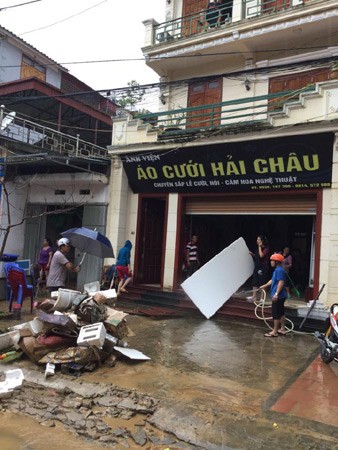 Vỡ đập ở Điện Biên, xe máy trôi khắp thị trấn ảnh 16