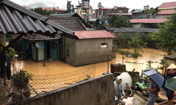 Vỡ đập ở Điện Biên, xe máy trôi khắp thị trấn ảnh 18