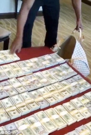 Võ sĩ “Độc cô cầu bại” đi du lịch vác cả triệu đô, khoe dàn xe siêu khủng ảnh 1