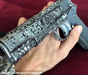 Tài phiệt Mỹ hợm hĩnh khoe “bộ sưu tập” súng ống, siêu xe và gái đẹp ảnh 5