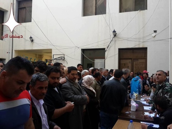 1200 người rời khỏi thị trấn của quân phiến loạn ở miền nam Syria ảnh 4