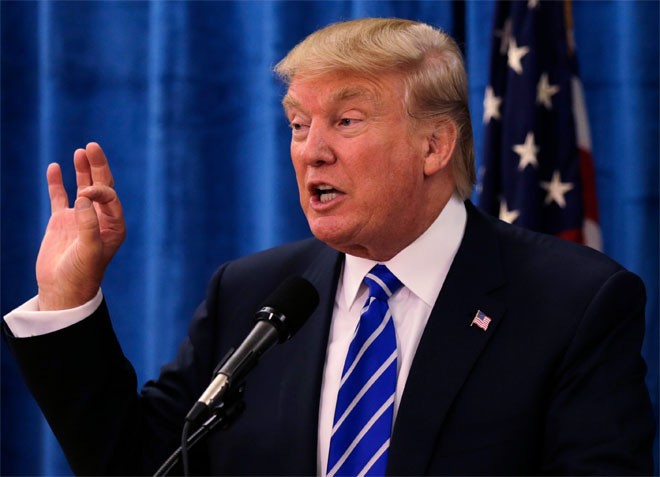 <b>Donald Trump</b><br> <br> Wealth-X cho rằng giá trị tài sản ròng của Donald Trump tính đến tháng 6/2015 là 4,5 tỷ USD.<br> <br> Phần lớn tài sản của Trump xuất phát từ lĩnh vực bất động sản. Ông cũng kiếm “đậm” từ chương trình truyền hình thực tế “The Apprentice”.<br> <br> Trump cho rằng tài sản của ông phải lên tới 10 tỷ USD. “Hãy tin tôi đi, tôi bắt đầu với 1 triệu USD. Và tôi đã xây dựng được một công ty trị giá 10 tỷ USD”, Trump từng nói. <b>Donald Trump</b><br> <br> Wealth-X cho rằng giá trị tài sản ròng của Donald Trump tính đến tháng 6/2015 là 4,5 tỷ USD.<br> <br> Phần lớn tài sản của Trump xuất phát từ lĩnh vực bất động sản. Ông cũng kiếm “đậm” từ chương trình truyền hình thực tế “The Apprentice”.<br> <br> Trump cho rằng tài sản của ông phải lên tới 10 tỷ USD. “Hãy tin tôi đi, tôi bắt đầu với 1 triệu USD. Và tôi đã xây dựng được một công ty trị giá 10 tỷ USD”, Trump từng nói.
