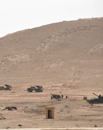 Video + Ảnh: Quân đội Syria đánh vào trung tâm thành phố Palmyra ảnh 11