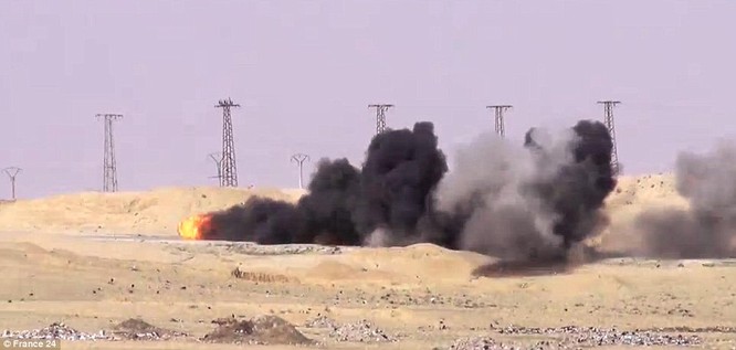 Video: Xem tên lửa Javelin "thiêu" xe bom cảm tử của IS tại Syria ảnh 1