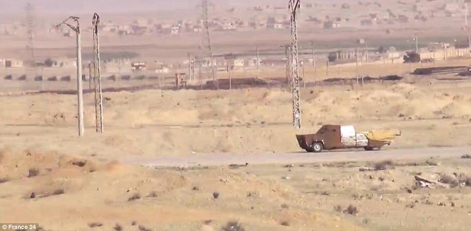 Video: Xem tên lửa Javelin "thiêu" xe bom cảm tử của IS tại Syria ảnh 2