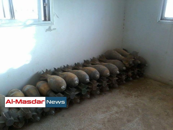 Lính thủy đánh bộ Syria thu giữ một kho vũ khí lớn của IS ảnh 2