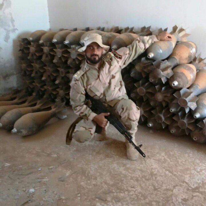 Lính thủy đánh bộ Syria thu giữ một kho vũ khí lớn của IS ảnh 3