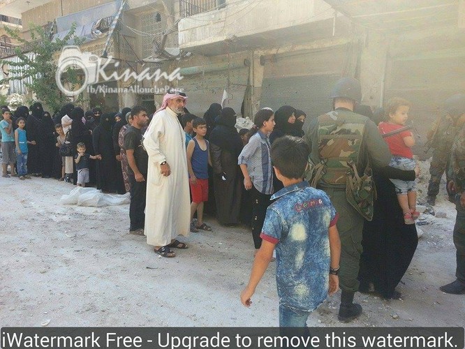 75 gia đình ở khu vực vây hãm đã ra được vùng giải phóng ở Aleppo ảnh 1