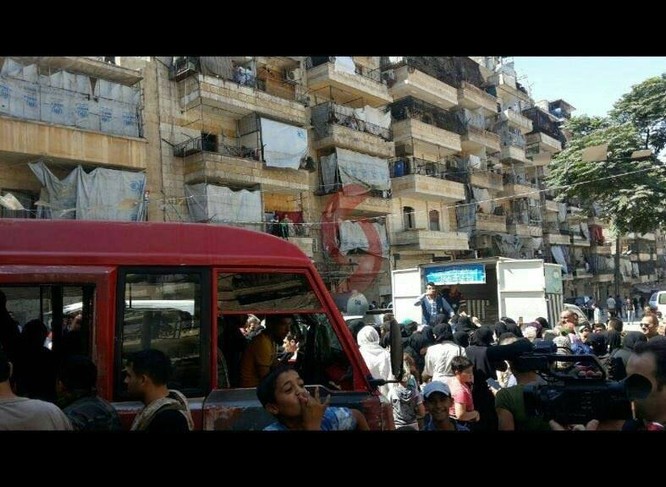 75 gia đình ở khu vực vây hãm đã ra được vùng giải phóng ở Aleppo ảnh 5