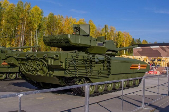 Tăng T-14 Armata phô diễn hoành tráng trong video kỷ niệm ngày Tăng Thiết giáp Nga - VIDEO ảnh 4