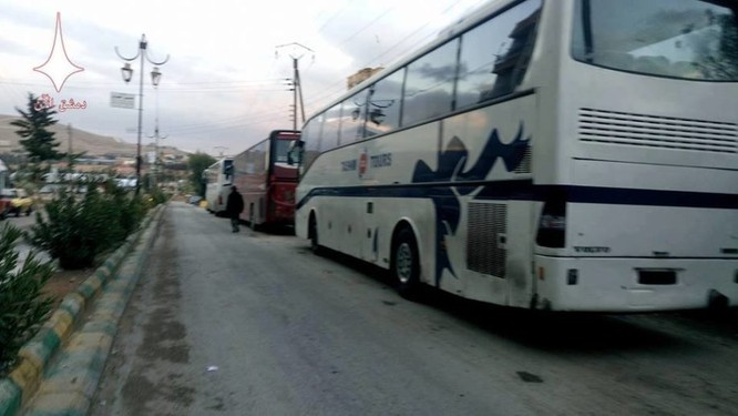 Video: Gần 2.000 phiến quân lũ lượt ra hàng, quân đội Syria tiến vào Al-Tall ảnh 4