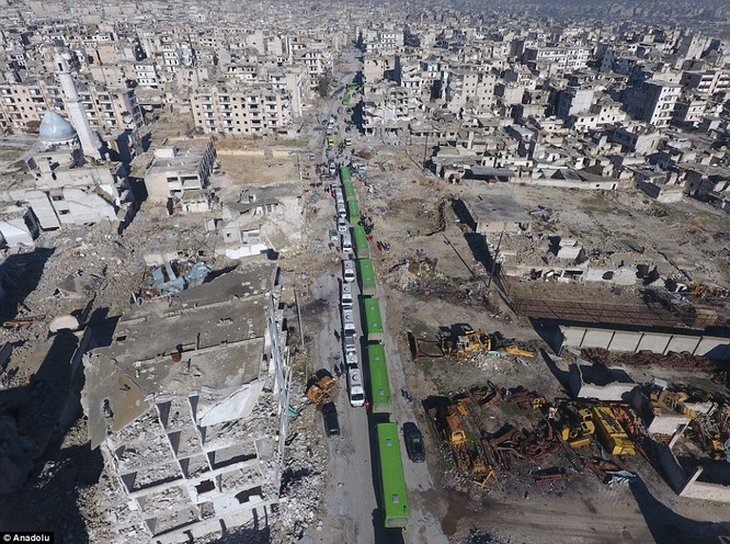 Trận chiến Aleppo: Cận cảnh 4.000 phiến quân đầu hàng lũ lượt rời chiến địa ảnh 1