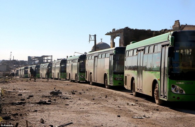 Trận chiến Aleppo: Cận cảnh 4.000 phiến quân đầu hàng lũ lượt rời chiến địa ảnh 4