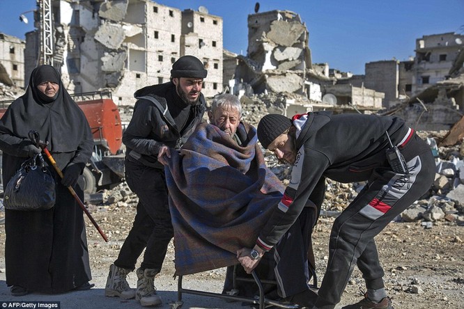 Trận chiến Aleppo: Cận cảnh 4.000 phiến quân đầu hàng lũ lượt rời chiến địa ảnh 19