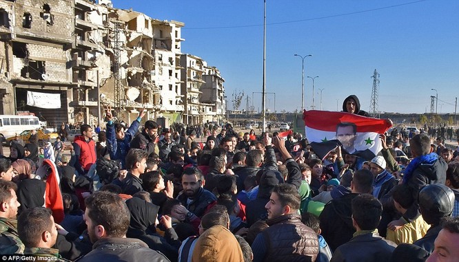 Trận chiến Aleppo: Cận cảnh 4.000 phiến quân đầu hàng lũ lượt rời chiến địa ảnh 20