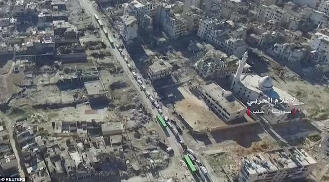 Trận chiến Aleppo: Cận cảnh 4.000 phiến quân đầu hàng lũ lượt rời chiến địa ảnh 24
