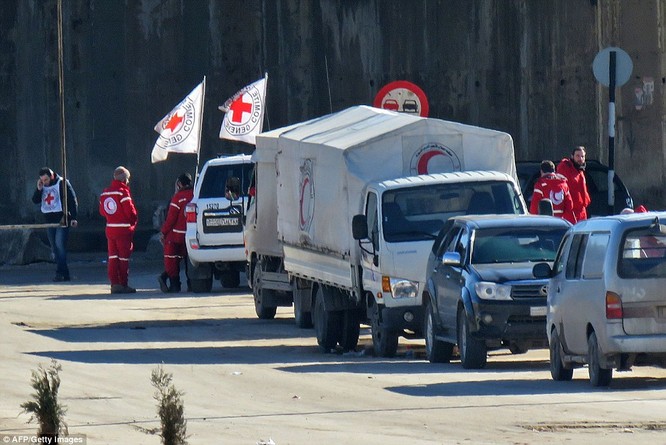 Trận chiến Aleppo: Cận cảnh 4.000 phiến quân đầu hàng lũ lượt rời chiến địa ảnh 28