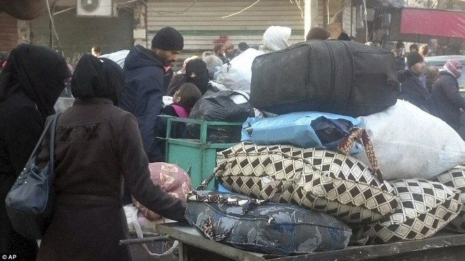 Trận chiến Aleppo: Cận cảnh 4.000 phiến quân đầu hàng lũ lượt rời chiến địa ảnh 29