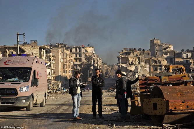 Trận chiến Aleppo: Cận cảnh 4.000 phiến quân đầu hàng lũ lượt rời chiến địa ảnh 32