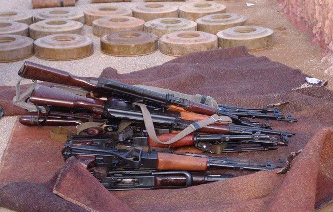 Hơn 600 phiến quân Syria nộp vũ khí đầu hàng ở ngoại vi Damascus ảnh 2