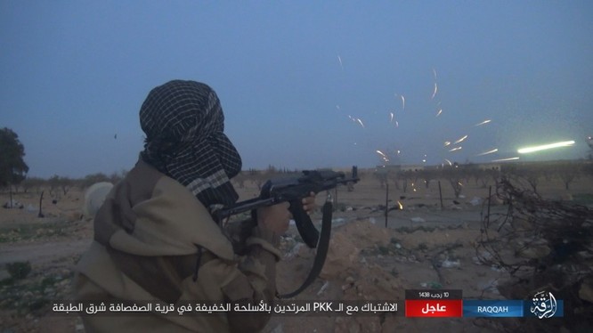 Mỹ hậu thuẫn người Kurd diệt hàng chục phiến quân IS ở Raqqa (video) ảnh 1