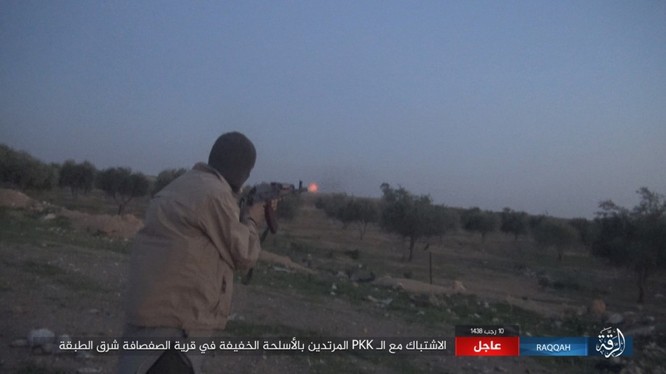Mỹ hậu thuẫn người Kurd diệt hàng chục phiến quân IS ở Raqqa (video) ảnh 3