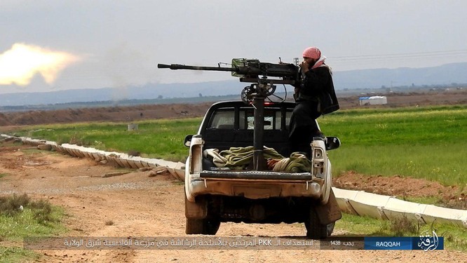 Mỹ hậu thuẫn người Kurd diệt hàng chục phiến quân IS ở Raqqa (video) ảnh 9