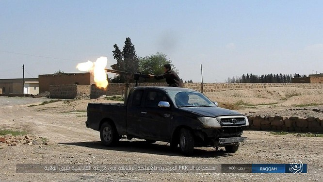 Mỹ hậu thuẫn người Kurd diệt hàng chục phiến quân IS ở Raqqa (video) ảnh 10