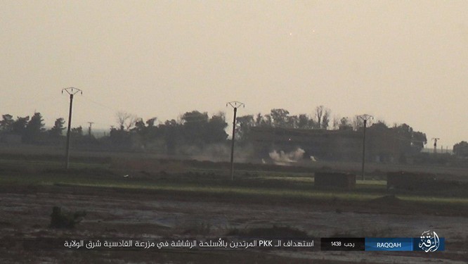 Mỹ hậu thuẫn người Kurd diệt hàng chục phiến quân IS ở Raqqa (video) ảnh 13