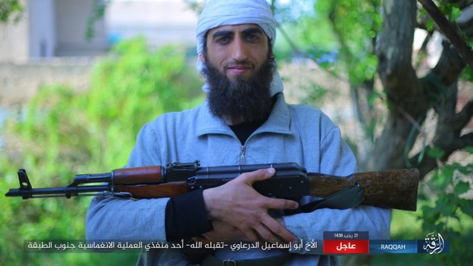 IS giãy giụa ở Raqqa, điên cuồng đánh bom tự sát (video) ảnh 3
