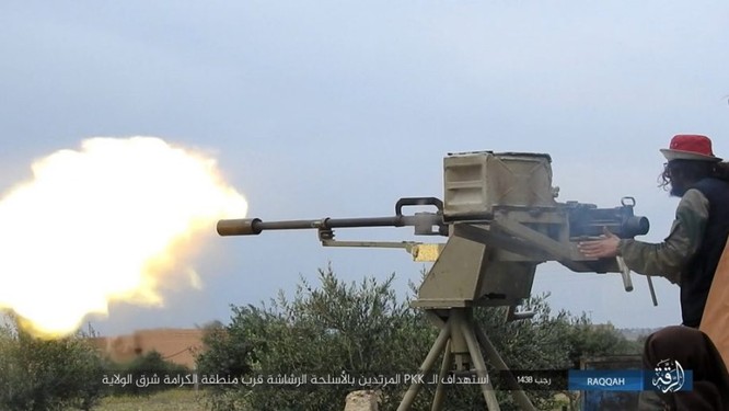 IS giãy giụa ở Raqqa, điên cuồng đánh bom tự sát (video) ảnh 7