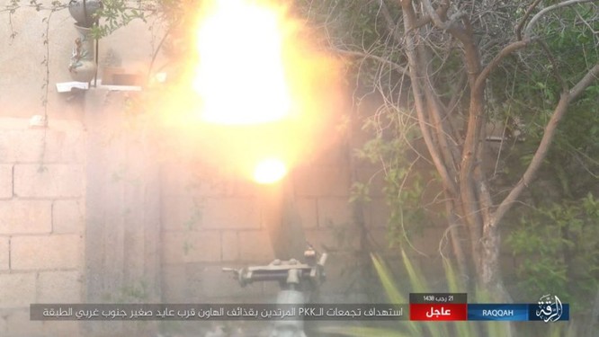 IS giãy giụa ở Raqqa, điên cuồng đánh bom tự sát (video) ảnh 9