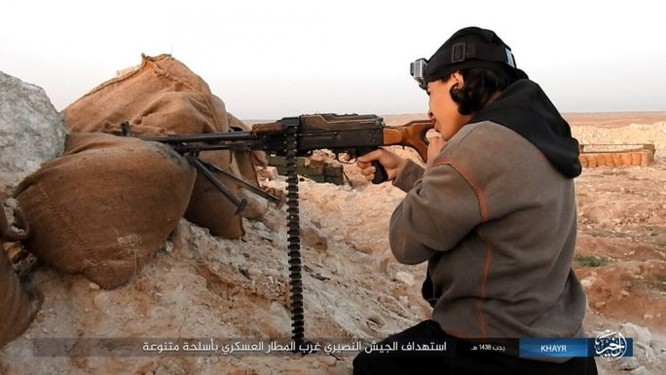 Chảo lửa Deir Ezzor: Quân đội Syria bày trận hỏa lực phá vây IS (video) ảnh 1