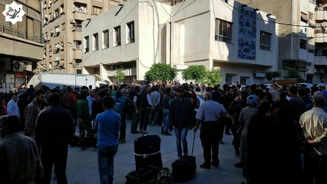 Hàng ngàn phiến quân Syria đầu hàng, di tản khỏi ngoại vi Damascus (video) ảnh 1