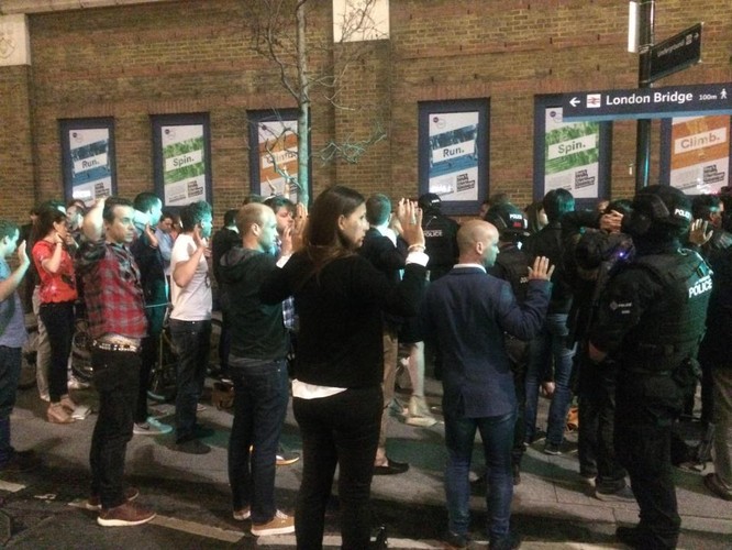Tấn công khủng bố liên tiếp ở London, nước Anh chấn động (video) ảnh 9
