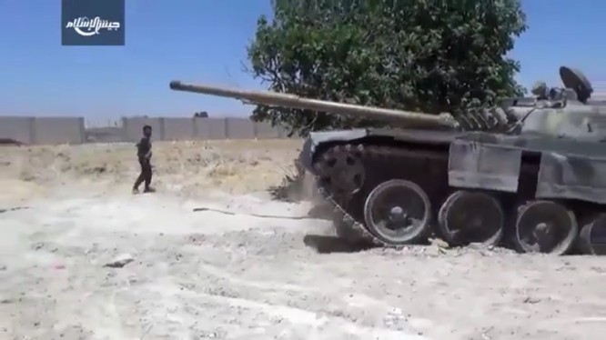 Xe tăng T-72 Nga bị phiến quân phá hủy tại ngoại vi Damascus ảnh 5